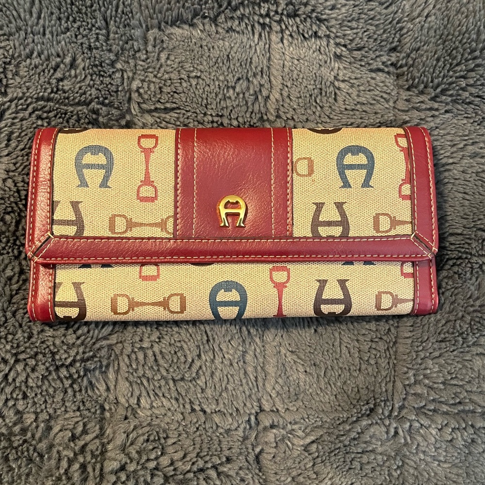LIKE NEW Clasp Closure Wallet KANE-M